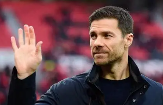 西班牙超级杯：德容蜕变，巴萨中场双核引领战术新变革